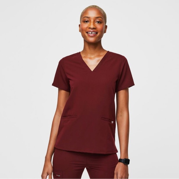 Figs Tops - Burgundy Casma™ - Three- Pocket Scrub Top in size M ($70)